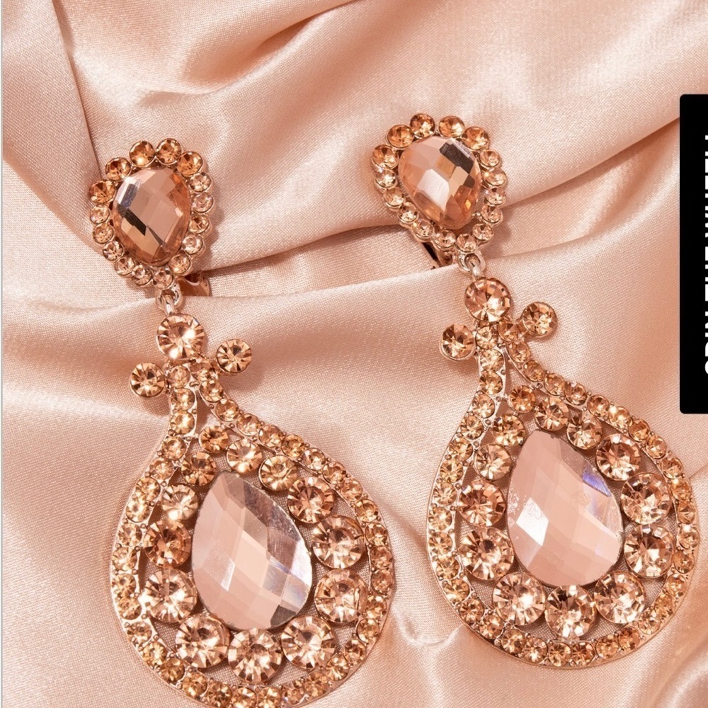 BNWT Sofia Collection Addison Teardrop Rhinestone Clip-on Peach Earrings